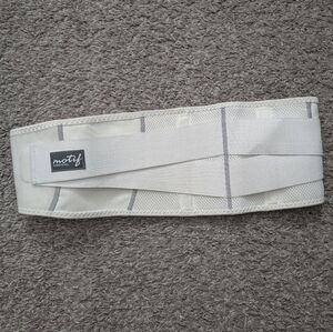 Motif White and Gray Waist Belt